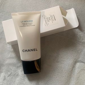 CHANEL LA MOUSSE
CRÈME NETTOYANTE
ANTI-POLLUTION
CLEANSING CREAM-TO-FOAM SEALED